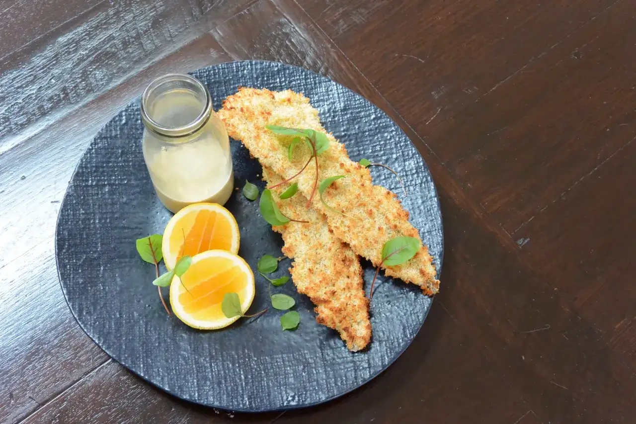 Krispiga fiskfil&eacute;er med citrons&aring;s, citronklyftor och gr&ouml;na blad. Perfekt tillagad med &aring;ngfunktion ugn f&ouml;r en saftig insida.