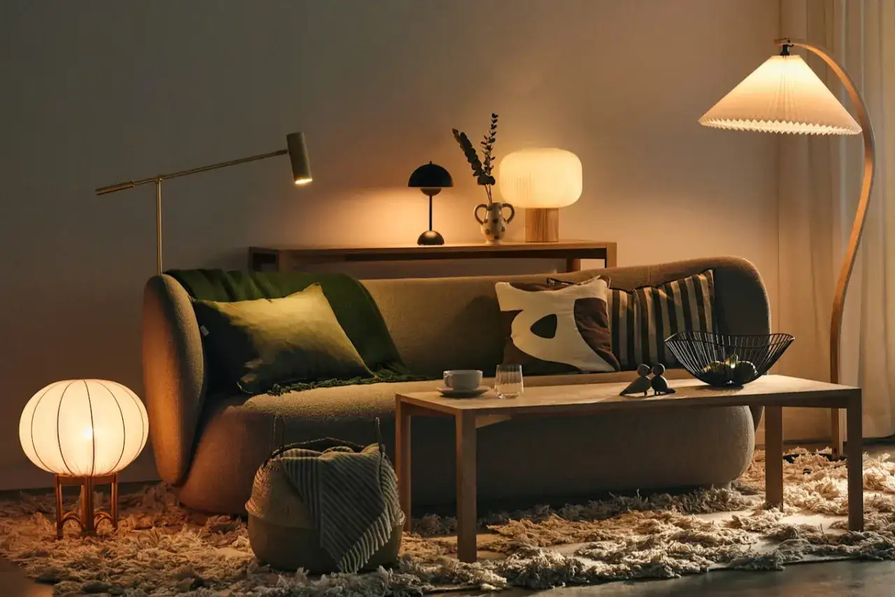 Mysigt vardagsrum med flera lampor som ger varm belysning. Inspiration f&ouml;r belysning i vardagsrummet.