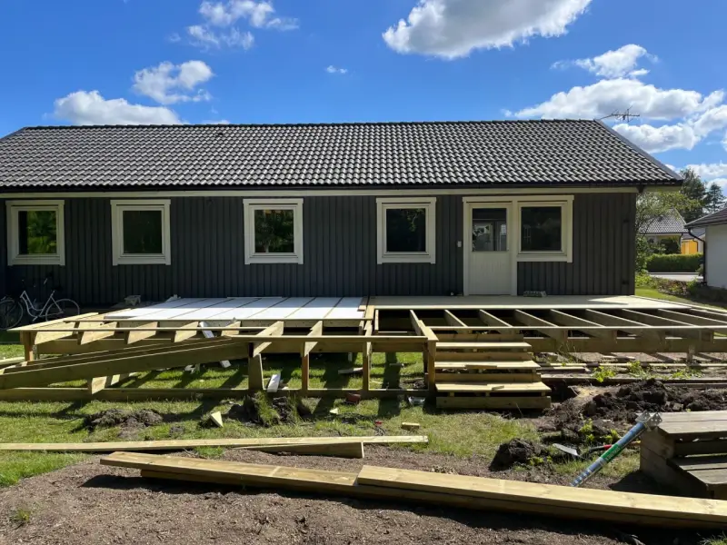 Ny altan byggs med tryckimpregnerat altan virke. Grunden är på plats, trappan tar form.
